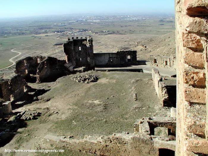 RECINTO DESDE LA TORRE DEL HOMENAJE; HACIA EL SUROESTE. AL FONDO, HUESCA